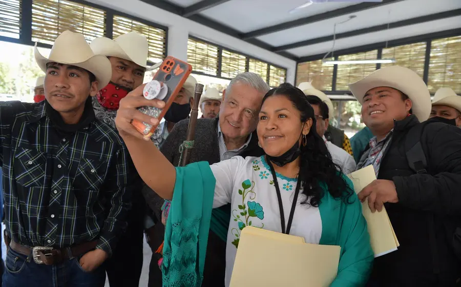 amlo-y-militantes-yaquis