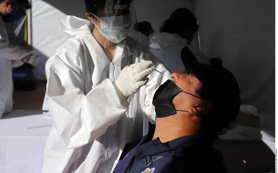 personal-medico-realizando-prueba-covid