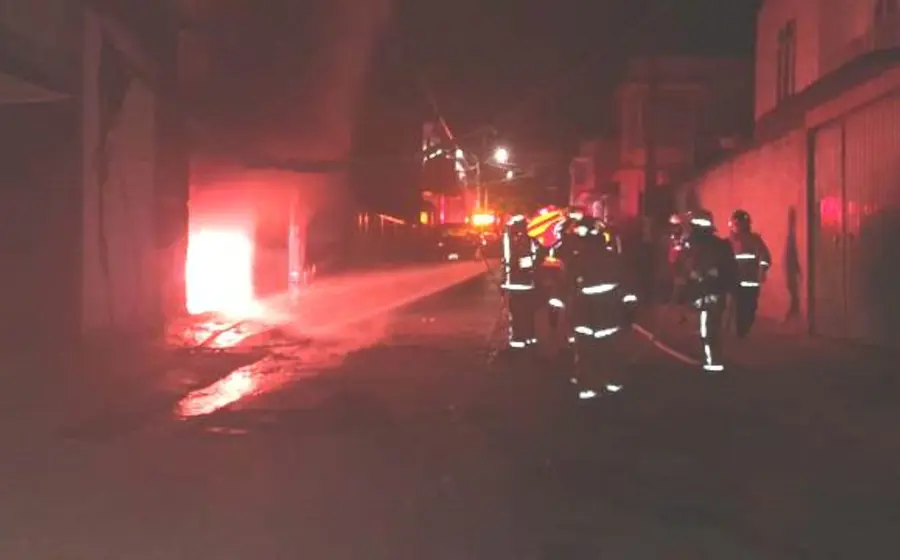 bomberos_apagando_incendio