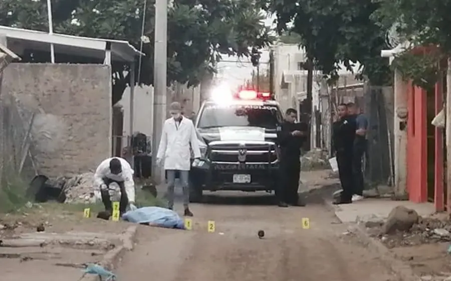 calle-con-peritos-y-policias