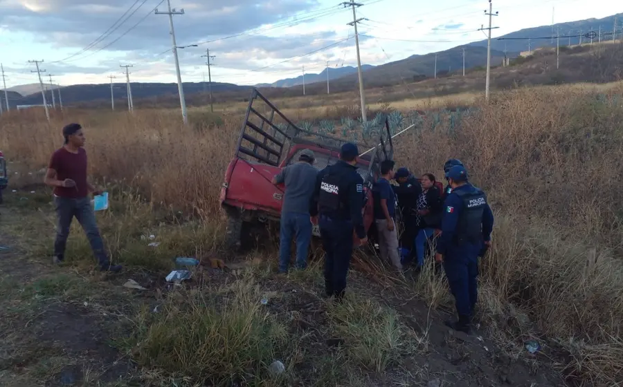 policia-auxiliando-camioneta-accidentada