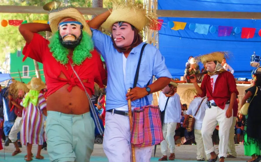 Personas en carnaval 