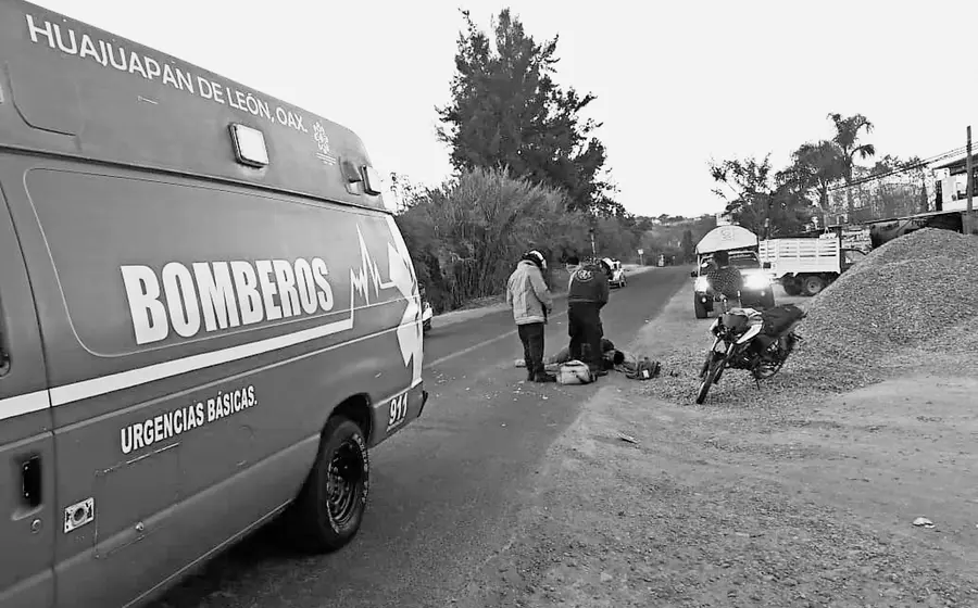 personal-medico-auxilia-a-accidentado