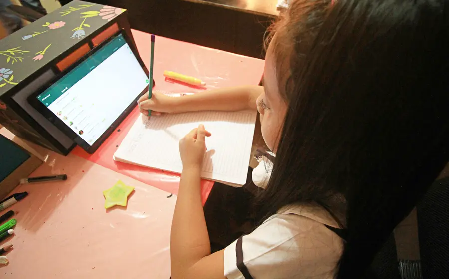 niña-tomando-clases-en-linea