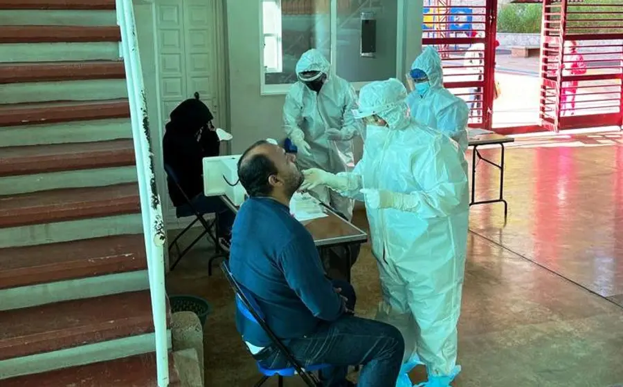personal-medico-realizando-prueba-covid