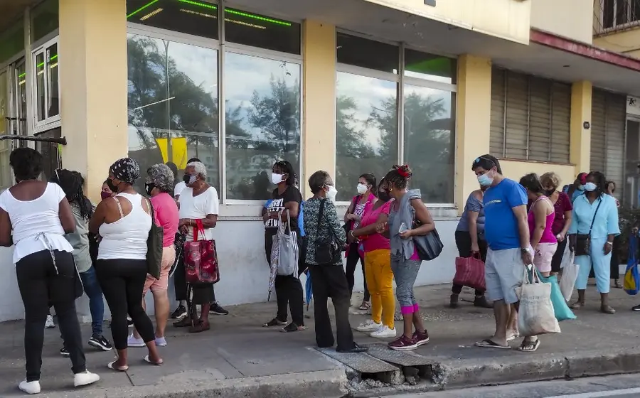 paqueteria-servicio-fila-de-personas 