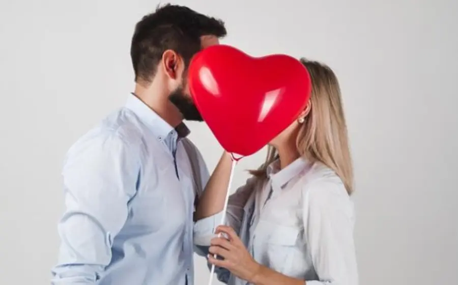 pareja-y-corazon-rojo