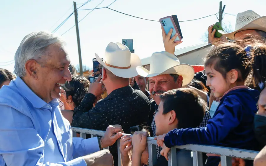 amlo-saludando-a-militantes