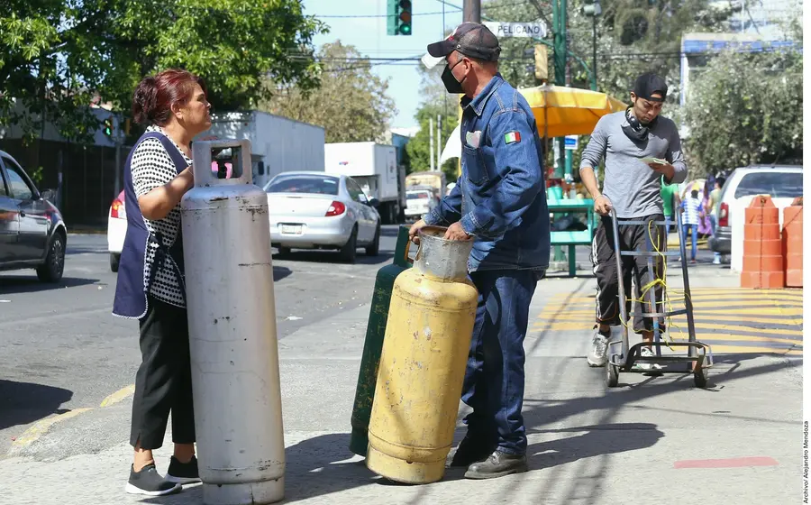 personas-transportando-gas