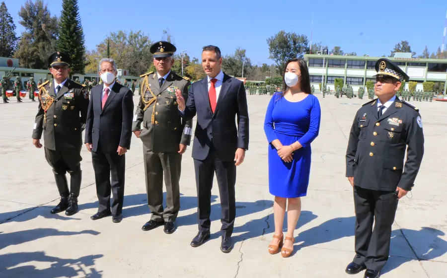 gobernador_junto_a_funcionarios