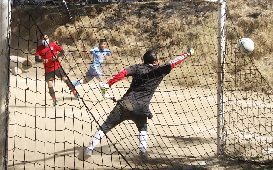 futbolista-metiendo-gol