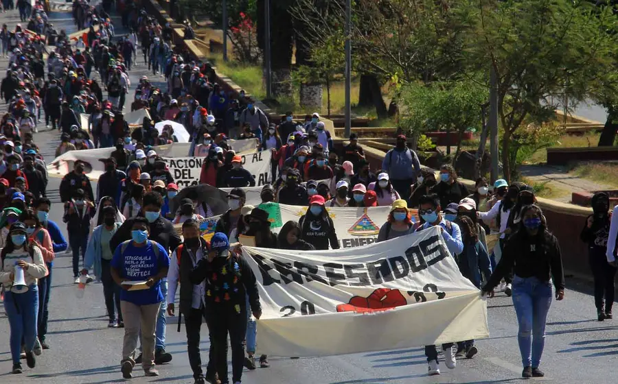 normalistas-marchan-exigen-contratacion-sin-examen