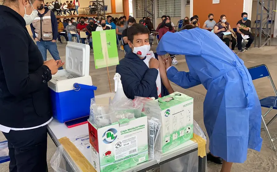 personal-medico-vacunando
