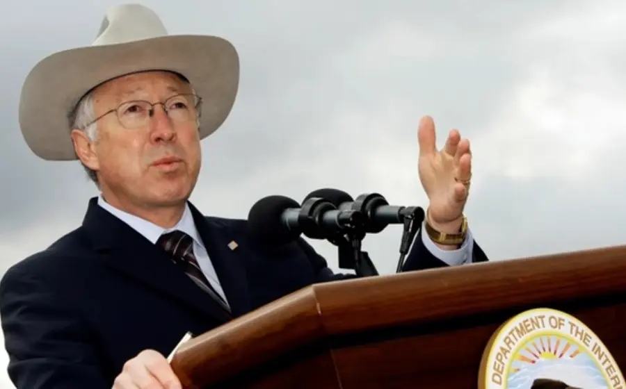 ken-salazar-con-sombrero