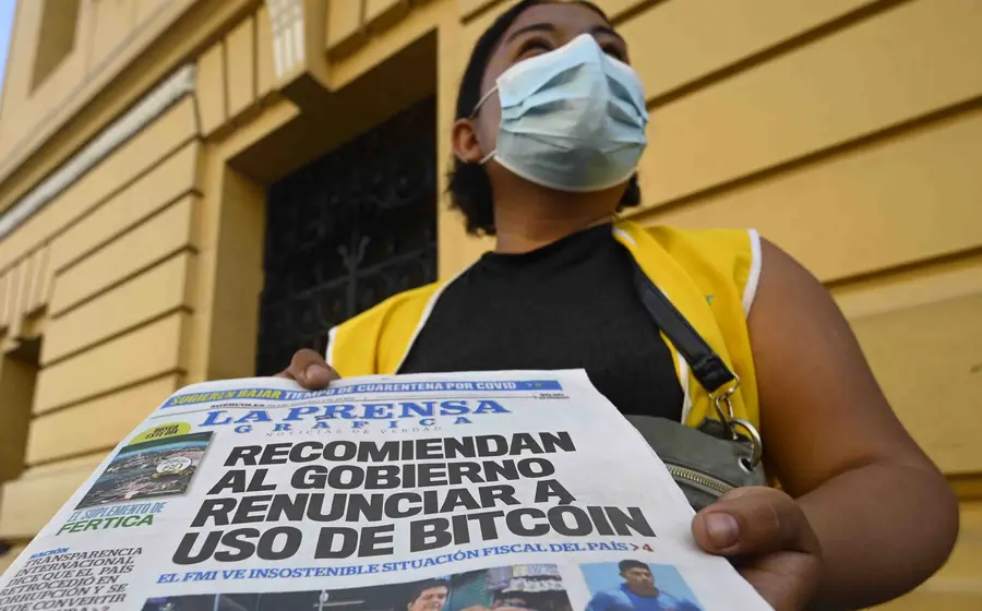 mujer-con-periodico-en-manos 