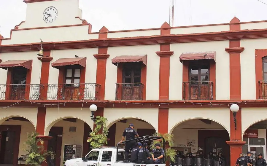 edificio-y-policias