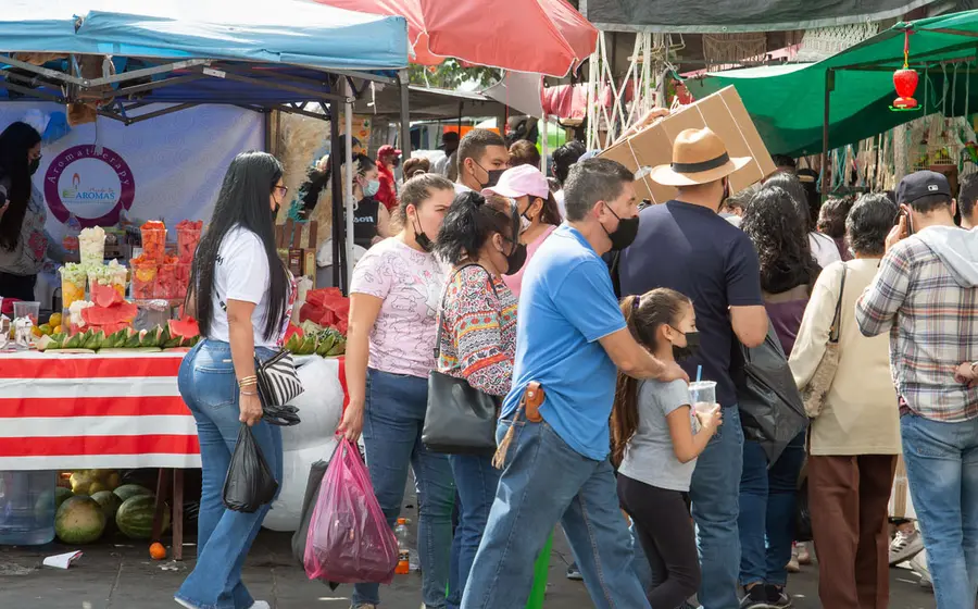 personas-en-un-tianguis 