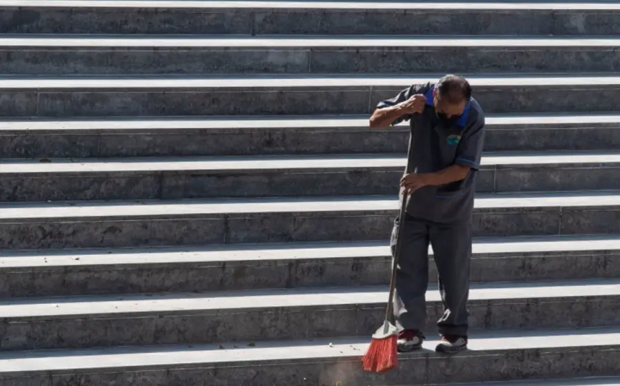 persona-barriendo