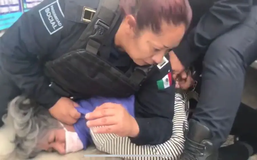 policias-sometiendo-a-adulta-mayor 