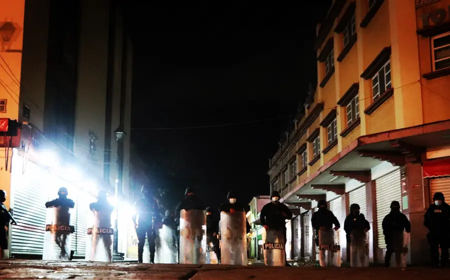 policias-cuidan-zocalo-de-ambulantes 