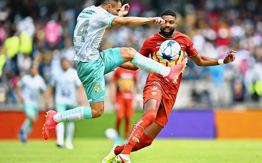 futbolistas-disputan-el-balon