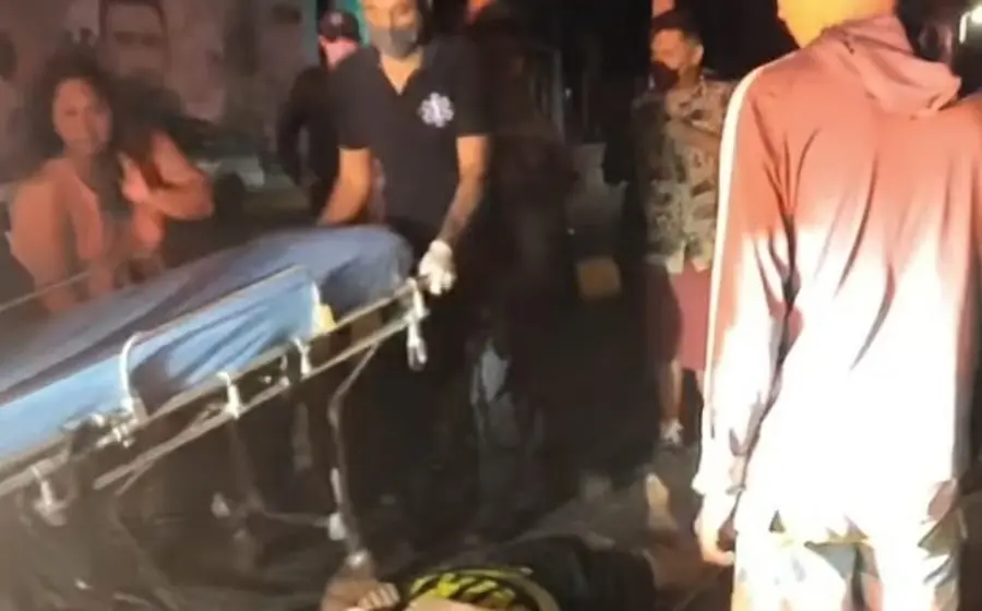 ambulancia-auxiliando-a-persona