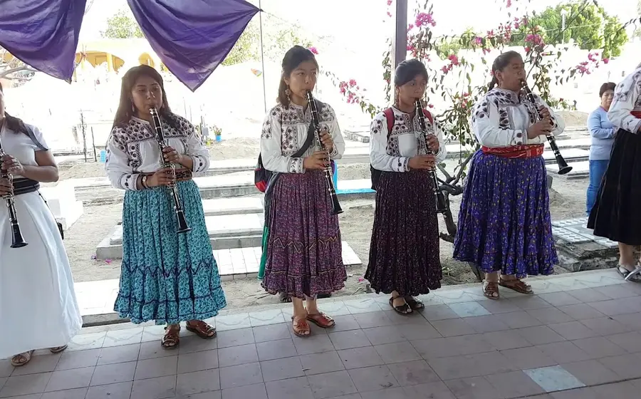 mujeres-tocando-clarinetes