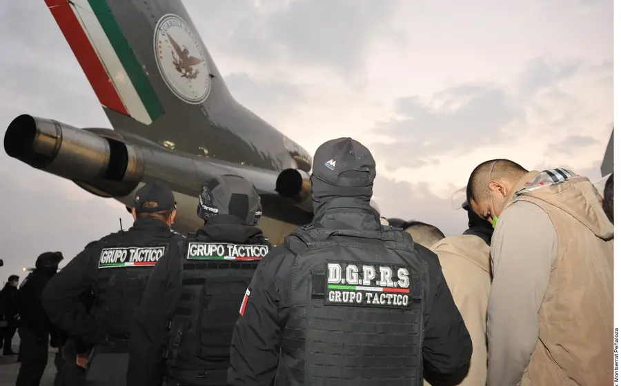 reos-transportados-por-policias