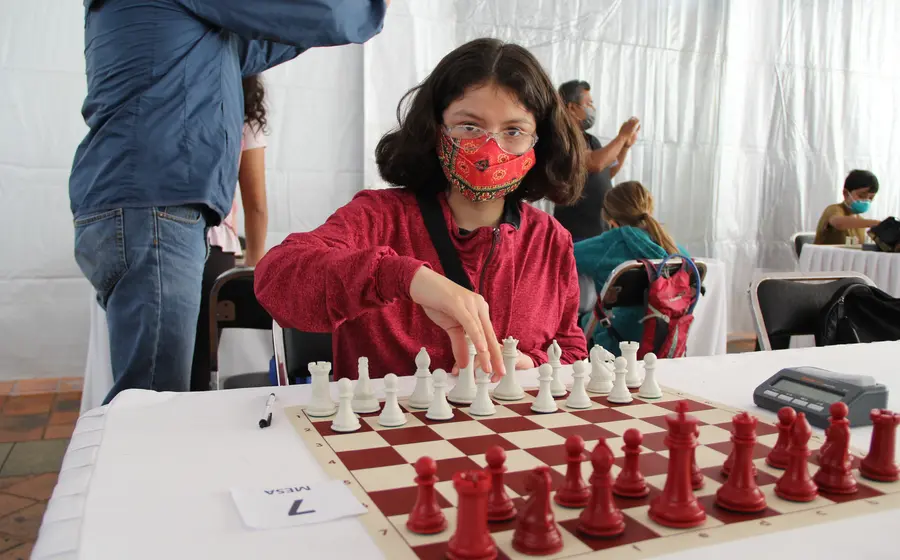 niña-jugando-ajedrez
