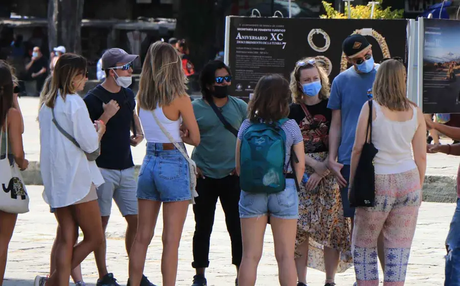 turistas-con-cubrebocas 