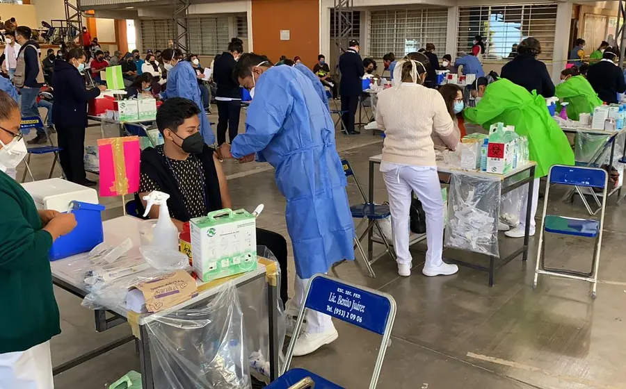personal-medico-vacunando