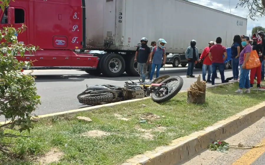 moto_impactada_por_tráiler