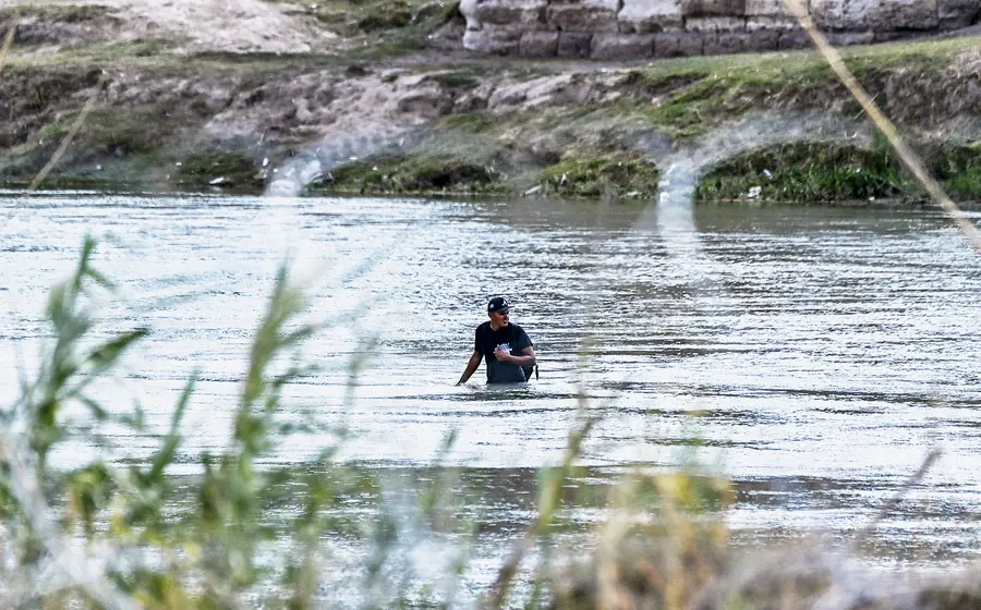 hombre_cruzando_rio