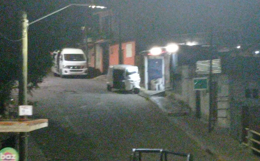 mototaxi-en-puesto-de-hamburguesas
