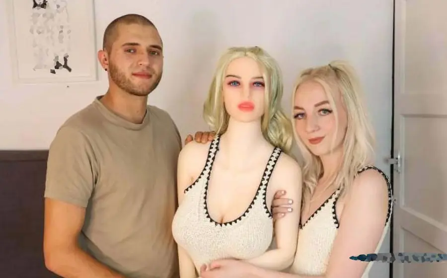 Pareja con muñeca