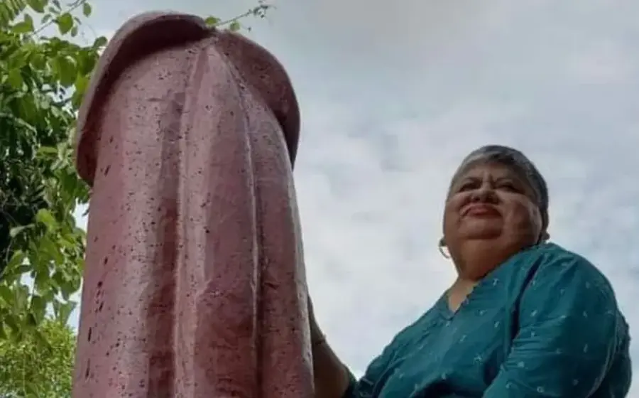 mujer-con-estatua-de-pene