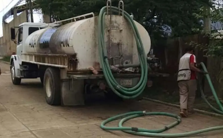 pipa-de-agua-y-trabajador