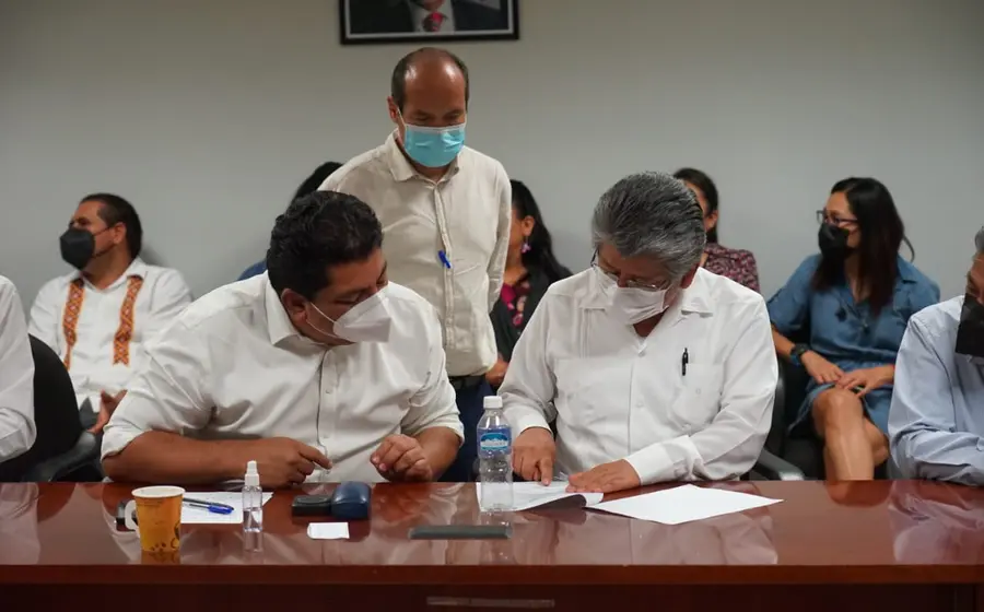neri-firmando-acuerdo