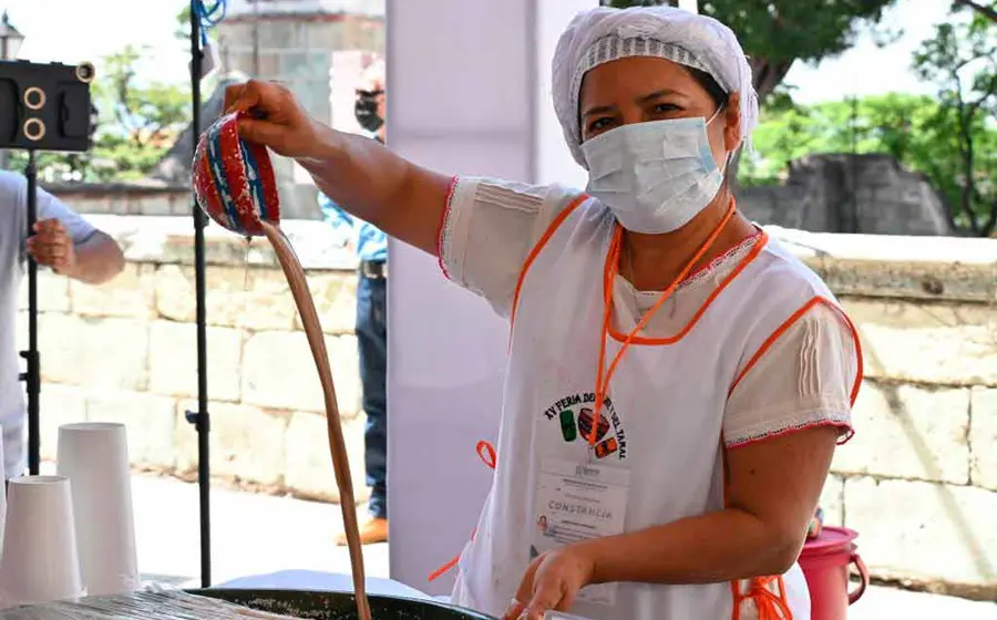 mujer-haciendo-tejate 