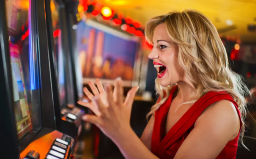mujer-en-casino