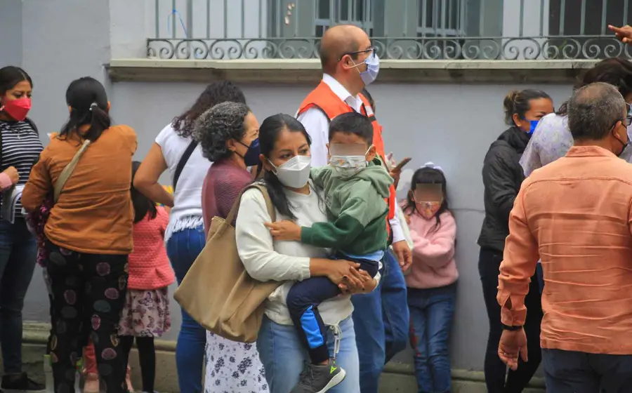 niños-con-sus-padres 
