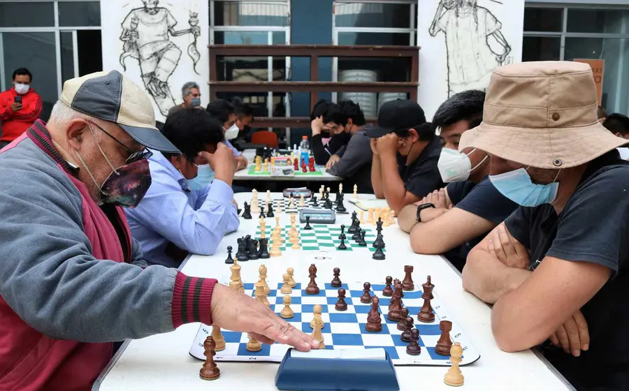 personas-jugando-ajedrez