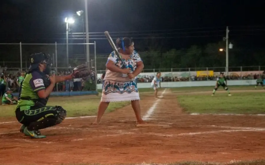 jugadora-maya-de-softbol
