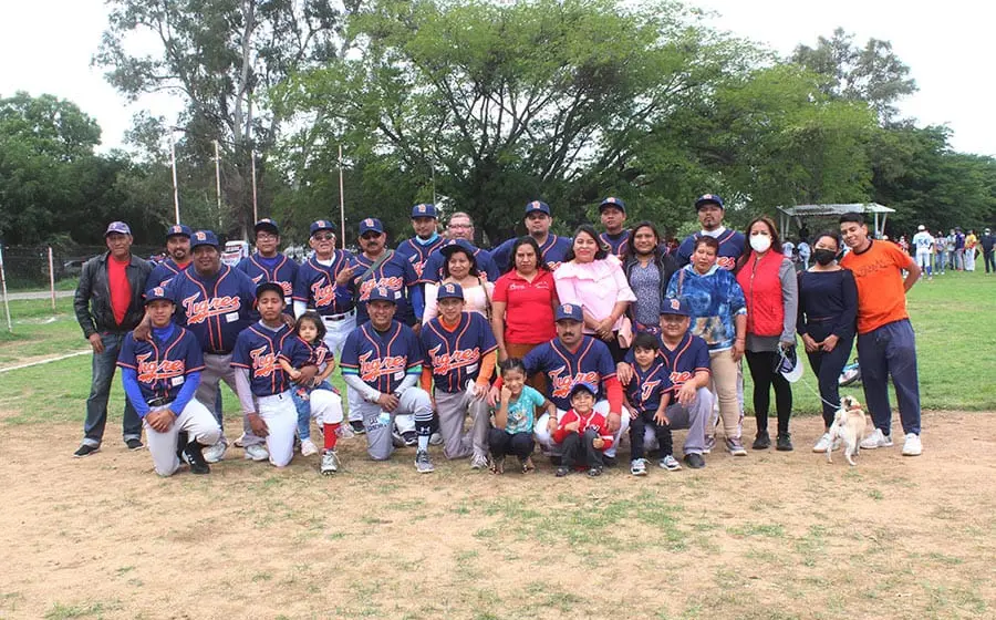 El equipo Tigres en la foto del recuerdo.  