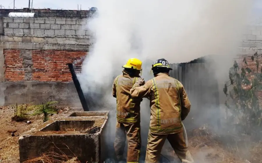 bomberos_combaten_incendio
