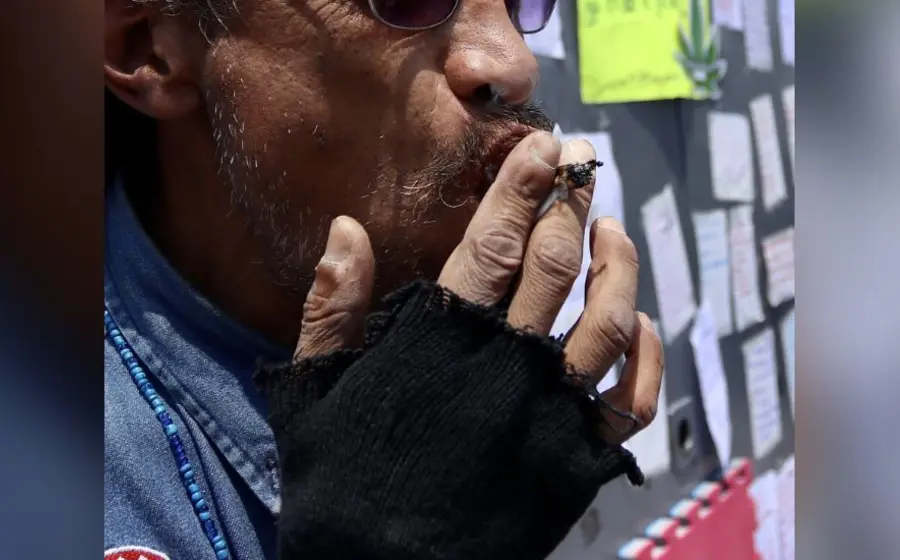 persona_fumando_cannabis