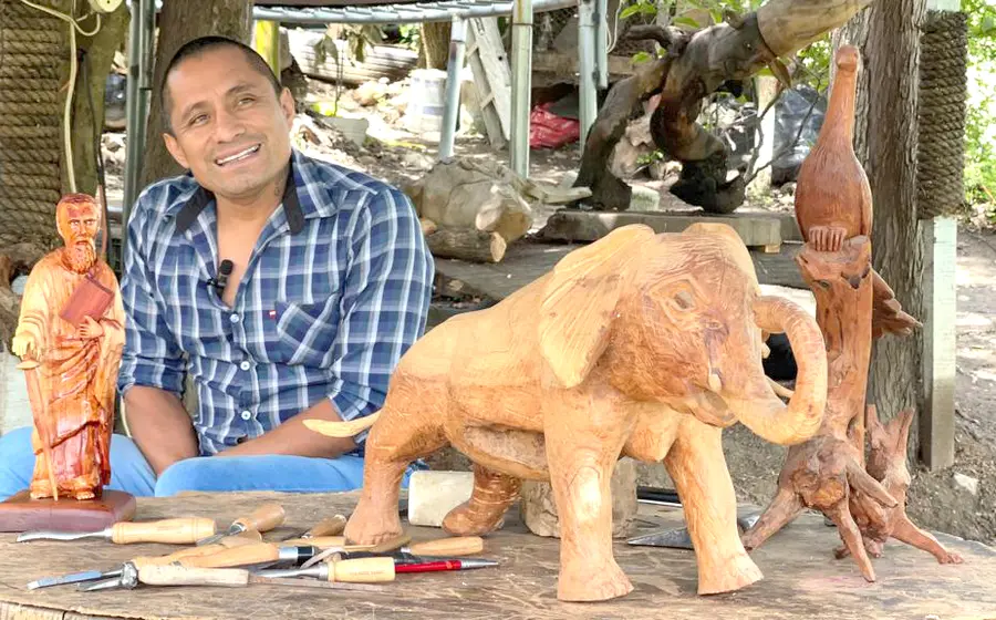 edgardo-con-obras-de-madera