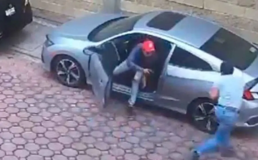 ladron_sorprende_a_dueño_de_auto