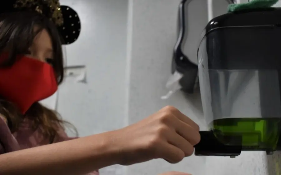 niña_lavandose_las_manos