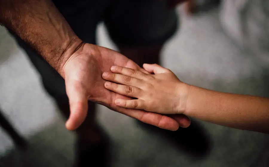 mano_de_adulto_y_de_nino